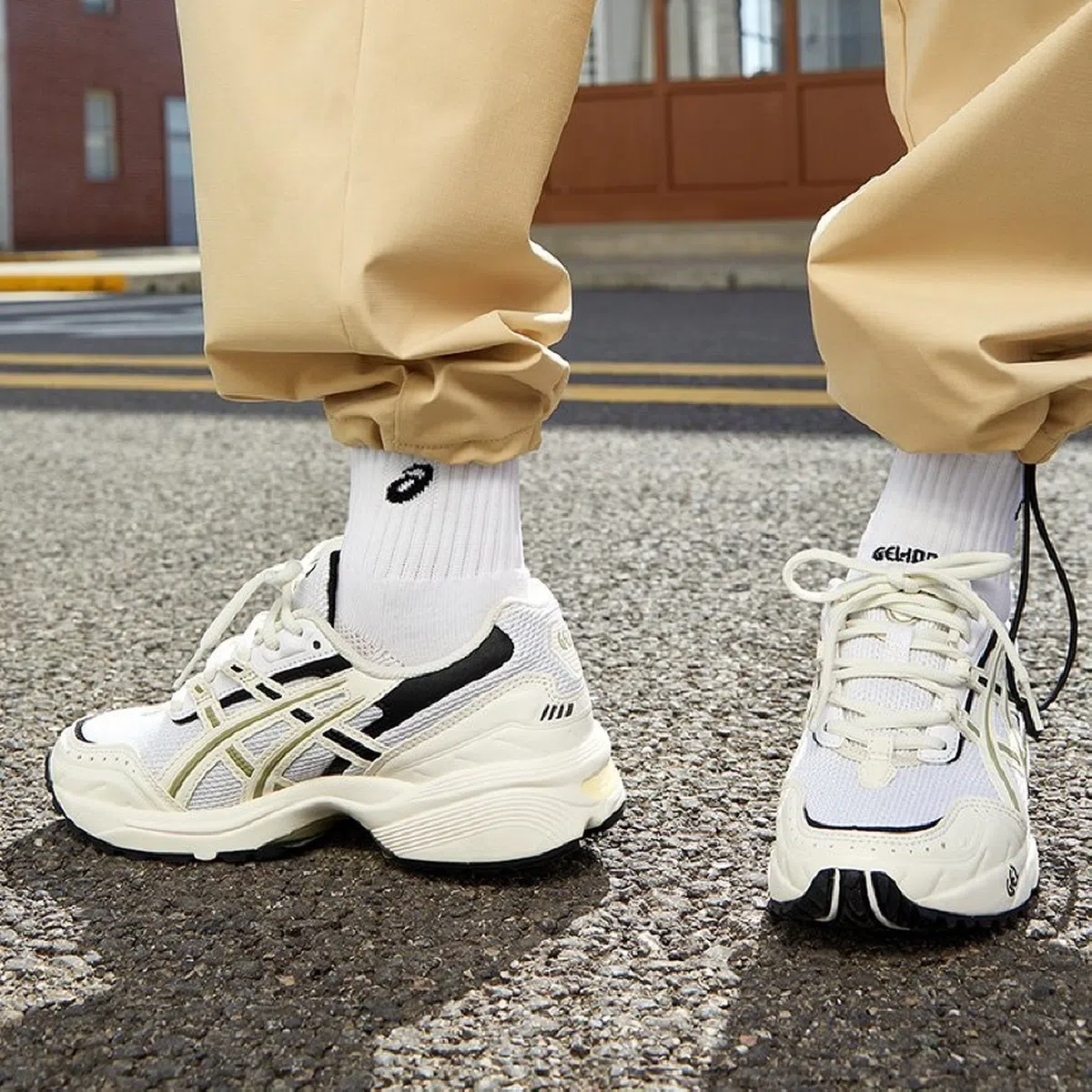 해외배송] 아식스 젤 1090 카키 베이지 1203A243-028