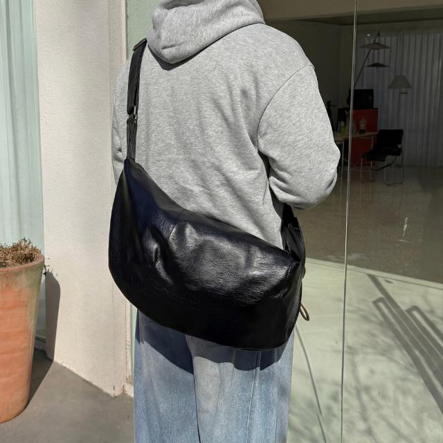[데일리/4계절] 모던 크로스 숄더 슬링 레더 백 남녀공용 보부상 페이크 가죽 어깨 옆으로매는 가방 메신저 사코슈