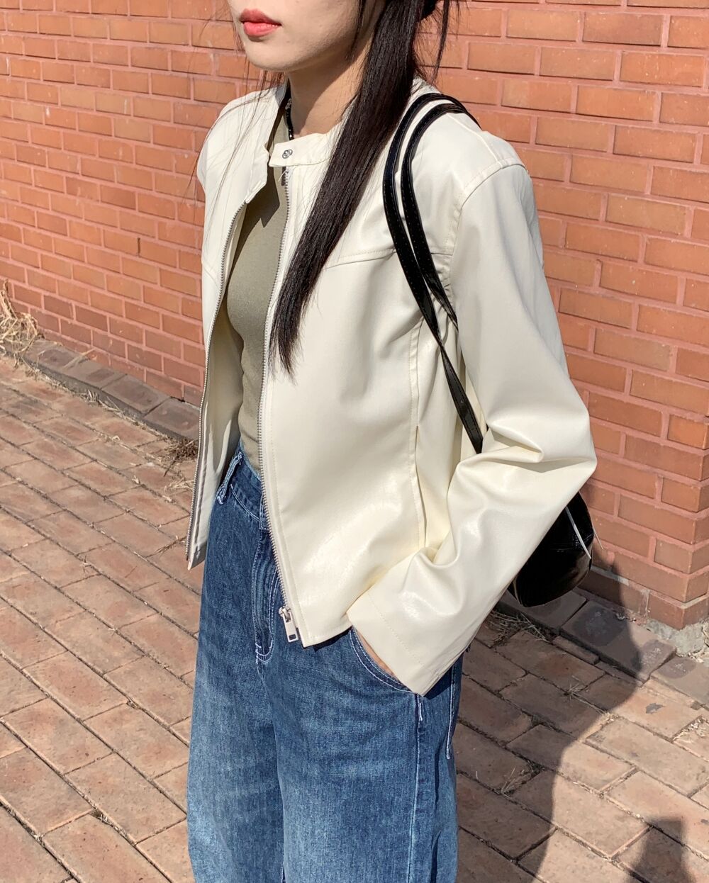 ラウンドネックノーカラークロップドフェイクレザージャケット