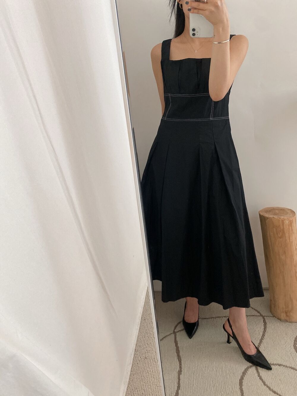 【新品未使用】  ブラックノースリーブワンピース タグ付き 裏地付き] ステッチタック入りロングノースリーブワンピース