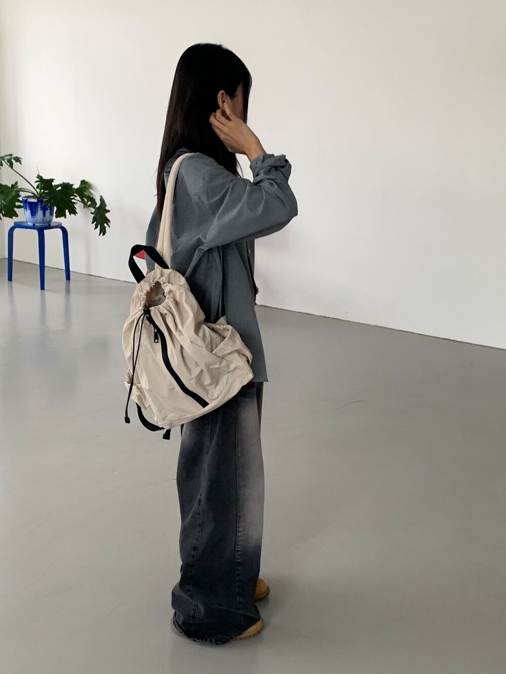 ジップアップポイントナイロンシルバーリュック | ファッション